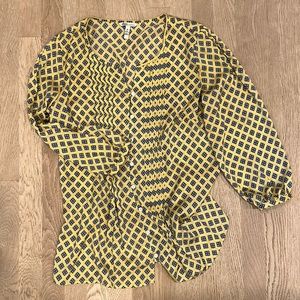 Bass women’s size medium top, yellow soon blues. Like new condition.